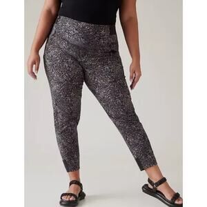 ATHLETA Trekkie North Printed Jogger Sweatpants Kinetic Abstract Black 10
